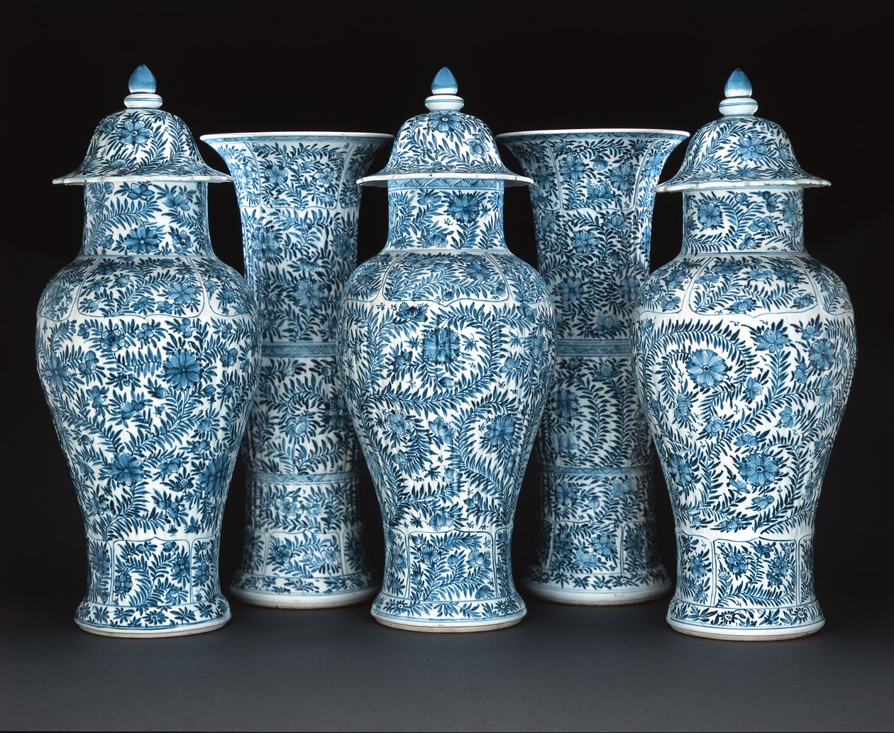 زينة زرقاء وبيضاء ، فترة كانغشي (1662-1722) (بورسلين) بواسطة المدرسة الصينية