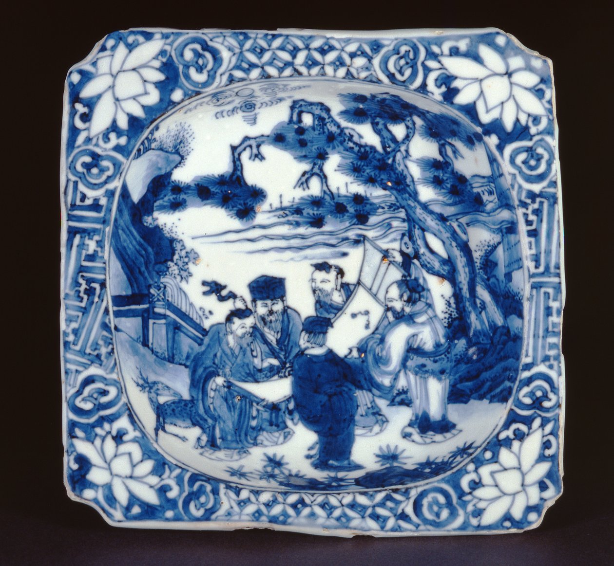 صحن مربع kosometsuke باللونين الأزرق والأبيض مطلى بشولاو وخالدين آخرين ، تيانكي ، 1621-27 (بورسلين) بواسطة المدرسة الصينية