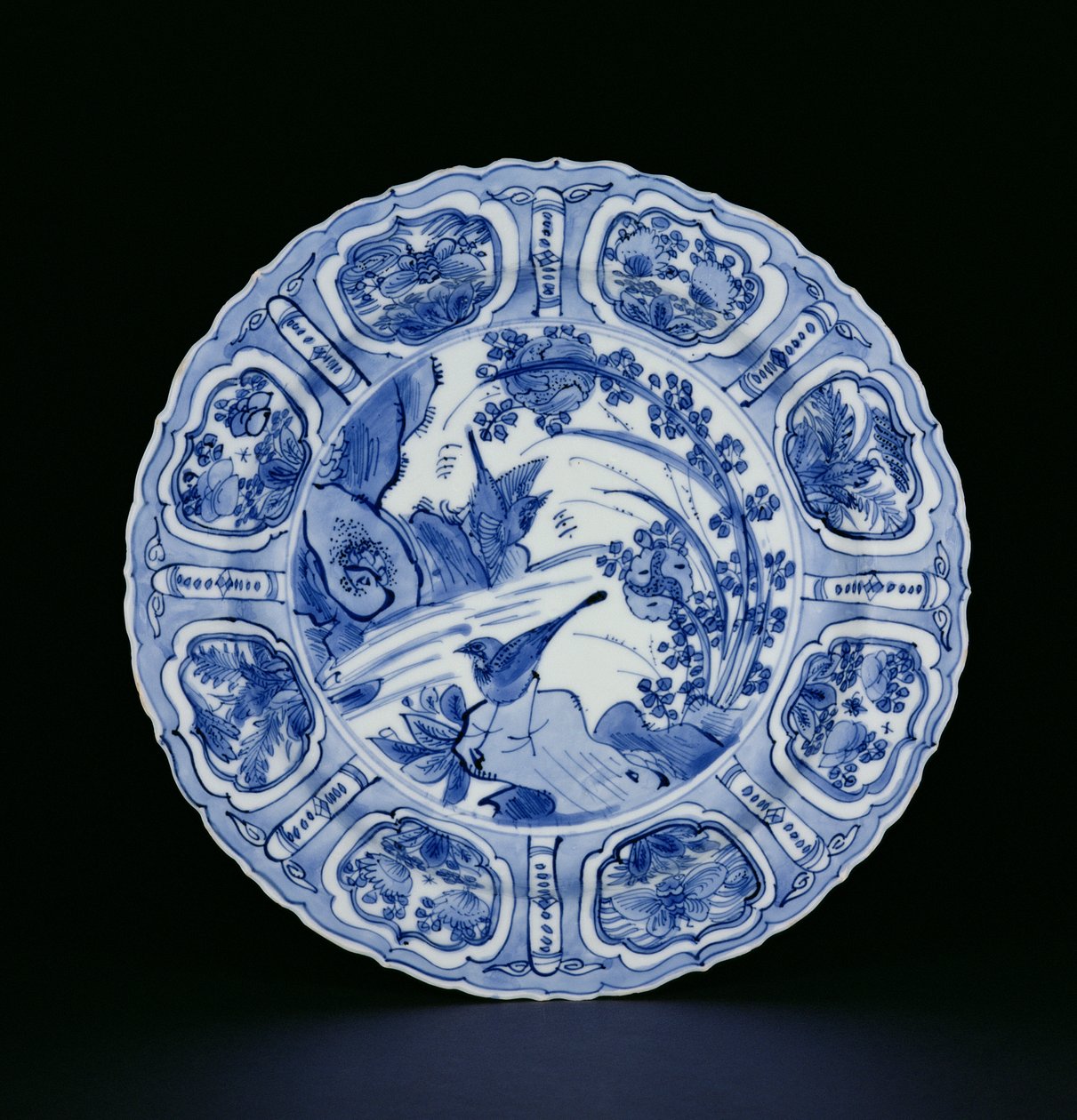 لوح كراك أزرق وأبيض مطلي بالطيور في منظر طبيعي ، علامة Egret ، Wanli ، 1595-1605 (الخزف) (انظر 205991) بواسطة المدرسة الصينية
