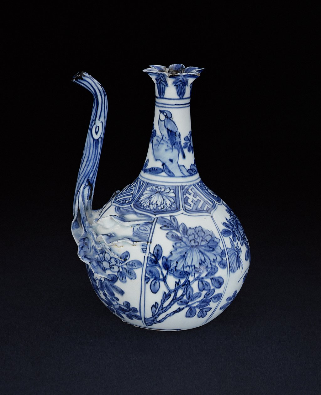 إبريق رمان أزرق وأبيض من الكراك مطلي بالطيور والزهور ، وانلي ، 1580-1600 (بورسلين) بواسطة المدرسة الصينية