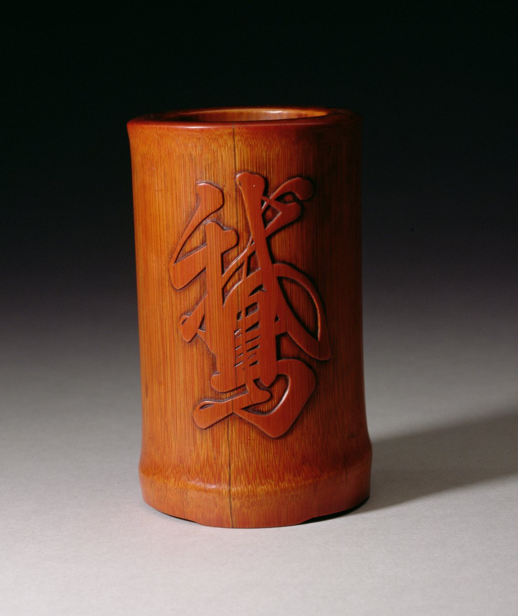 الفرشاة مع O ، شخصية Goose المنفردة ، من صنع Hsiao-Shan ، سلالة Ching ، فترة Qianlong 1736-95 ، منتصف أواخر القرن السابع عشر (الخيزران المنحوت) بواسطة المدرسة الصينية