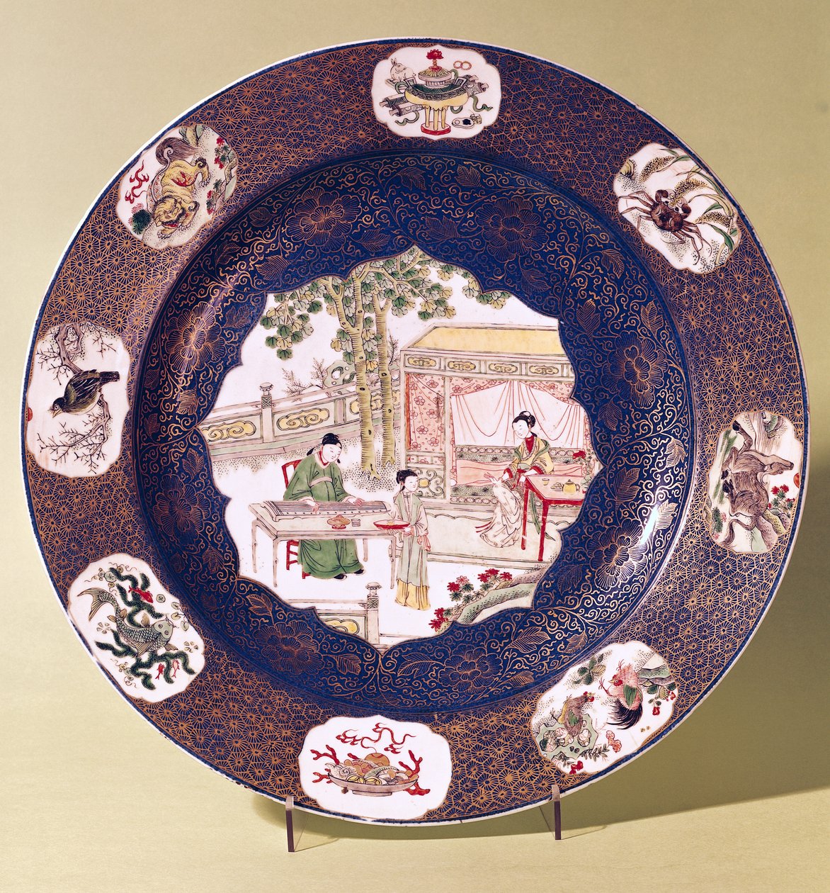 طبق دائري مع مشهد موسيقي ، فترة كانغشي (1662-1722) (بورسلين) بواسطة المدرسة الصينية