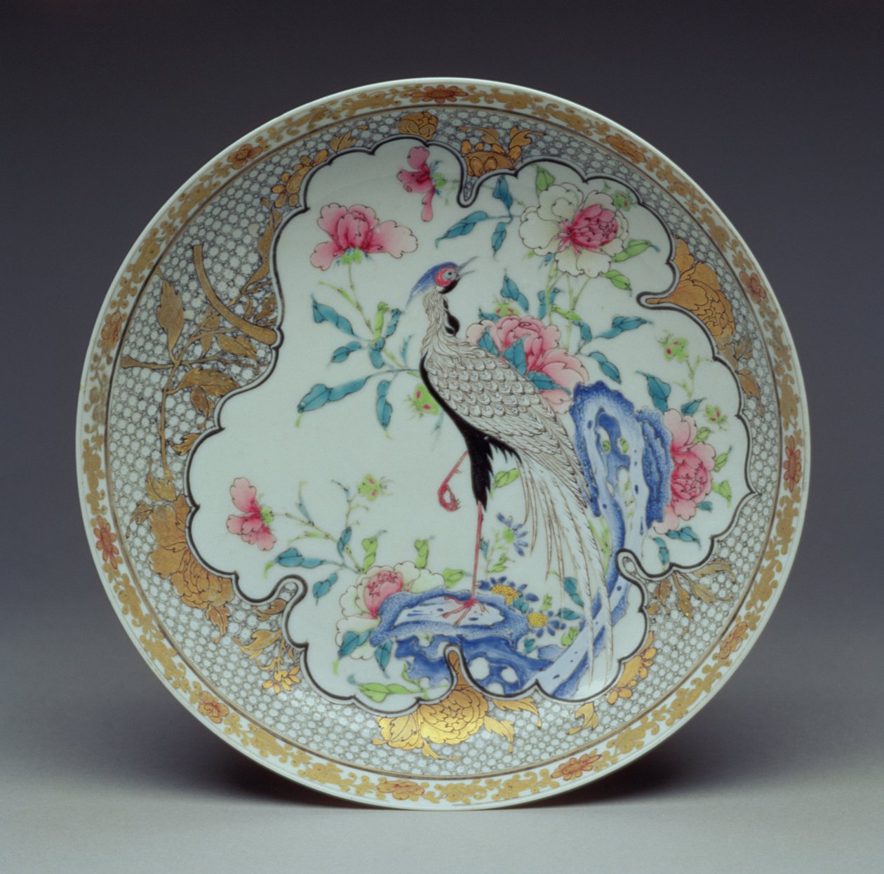 صحن مطلي بطائر طويل الذيل ، صخور وزهور ، فترة يونغ تشنغ ، 1725-1735 (بورسلان قشر) بواسطة المدرسة الصينية