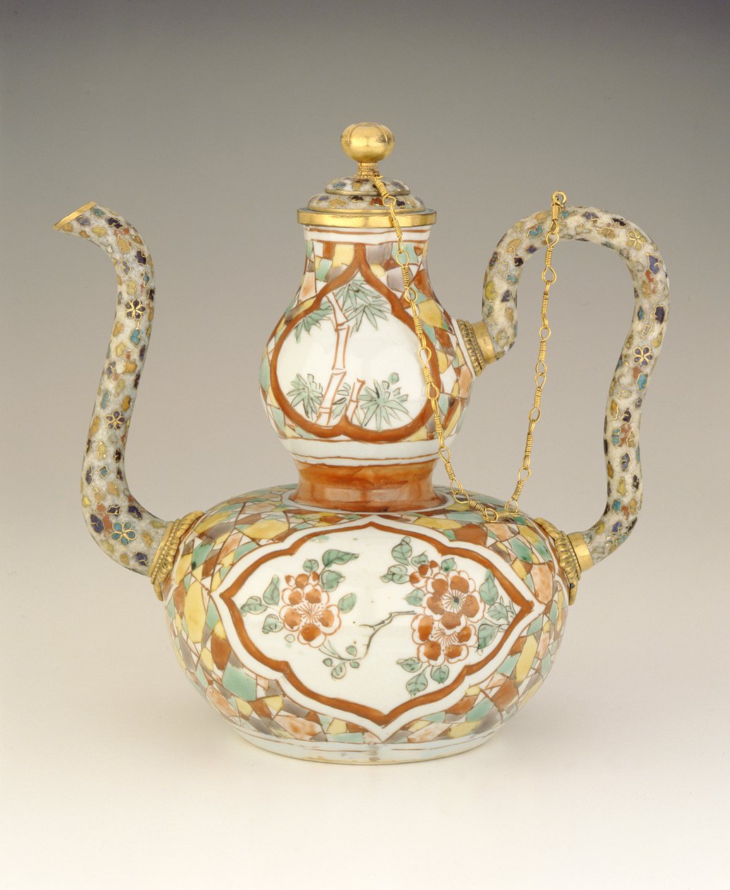 إوير ، سلالة مينغ المتأخرة ، فترة تيانكي ، 1621-27 (بورسلين ومينا مصوغة بطريقة cloisonne) بواسطة المدرسة الصينية