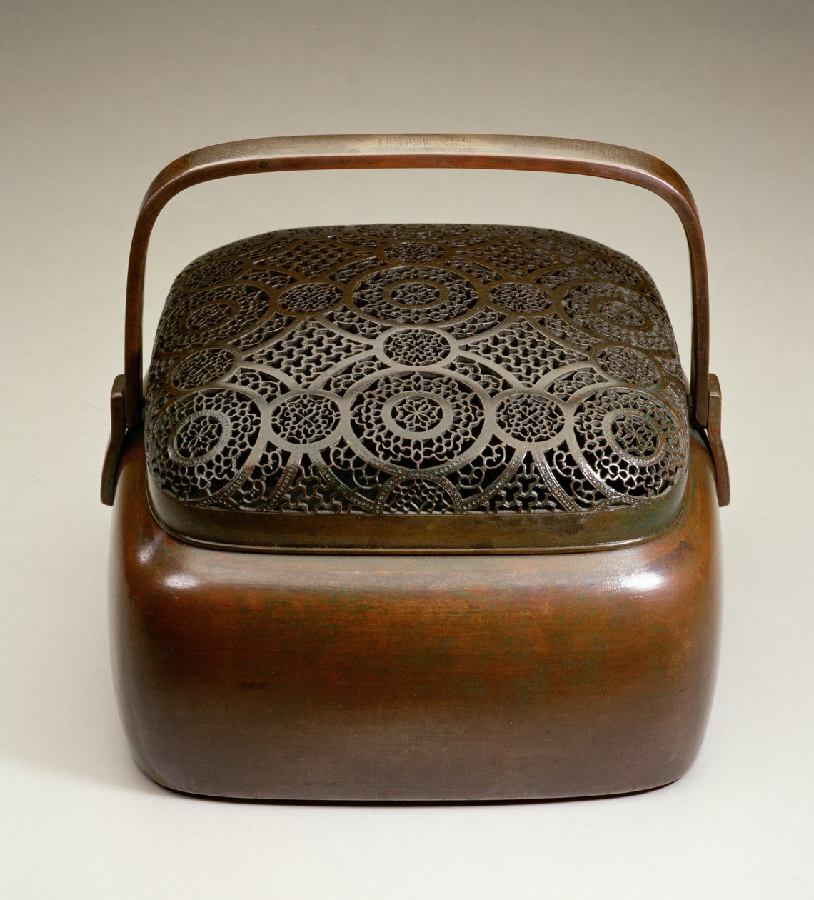 Handwarmer ، من صنع Tsui-li Wang Feng-chiang في Chia-hsing ، Chekiang ، سلالة مينغ (نحاس مطروق ومثقوب) بواسطة المدرسة الصينية