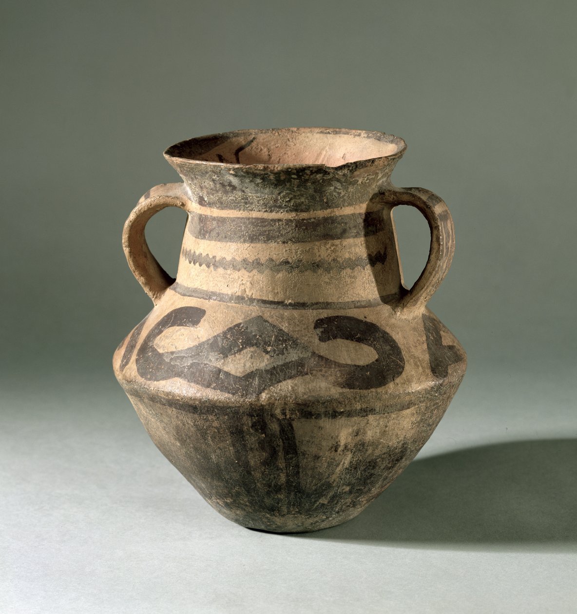 جرة ، من مقاطعة قانسو ، c.1300-700 قبل الميلاد (الطين) بواسطة المدرسة الصينية