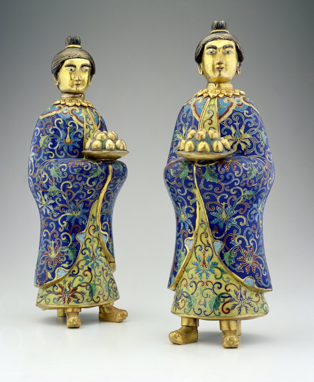 زوج من المضيفات ، فترة Qianlong ، 1736-95 (مينا مصوغة بطريقة cloisonne) بواسطة المدرسة الصينية