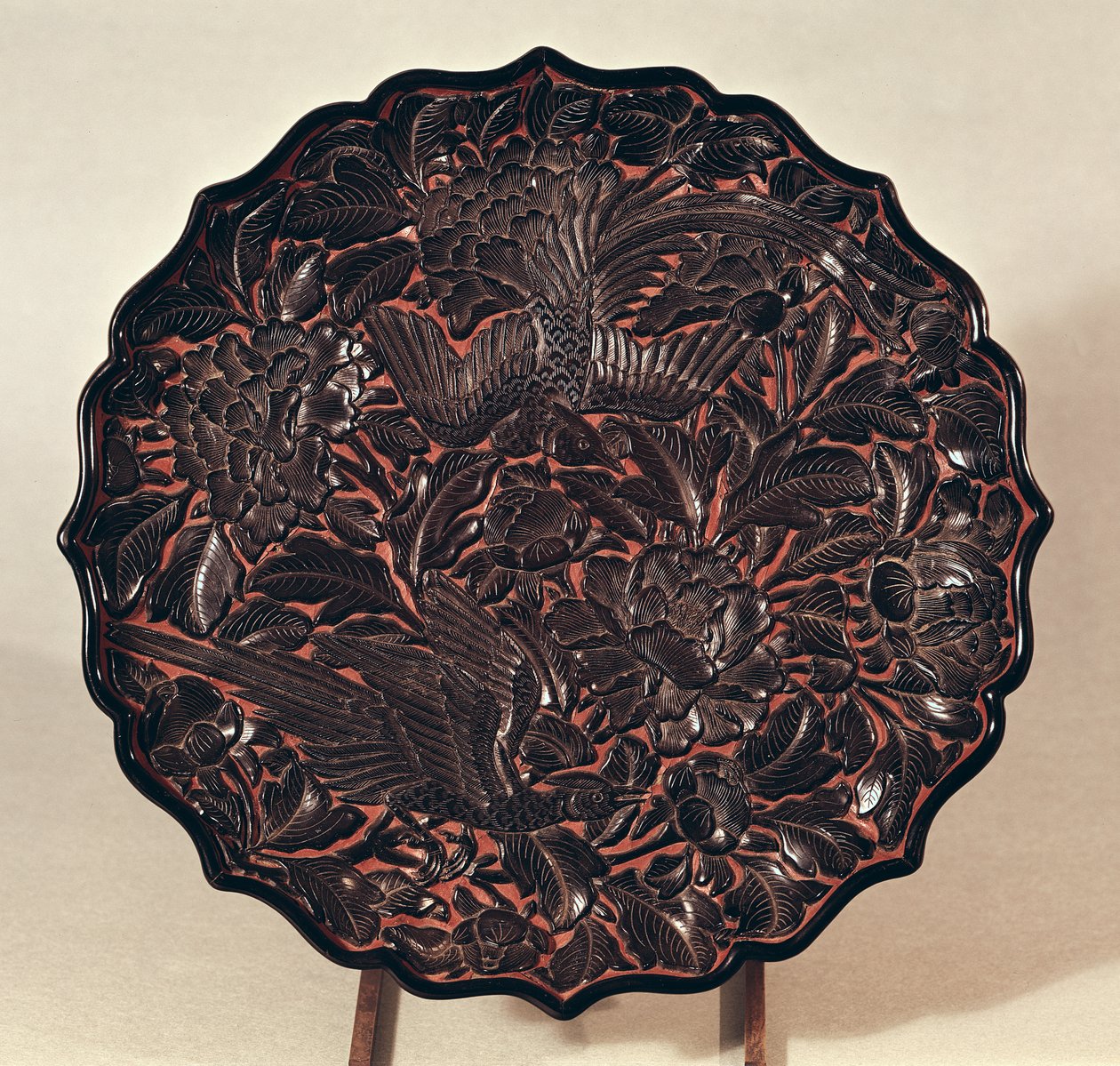 طبق بزخارف نباتية وعصفورين ، أسرة يوان (1271-1368) (خشب مطلي) بواسطة المدرسة الصينية