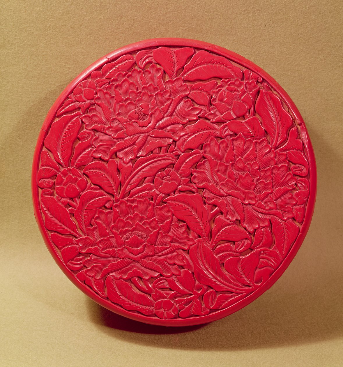 صندوق ورنيش أحمر مزين بزهور الفاوانيا ، c.1426-35 (طلاء على الخشب) (انظر أيضًا 52020) بواسطة المدرسة الصينية