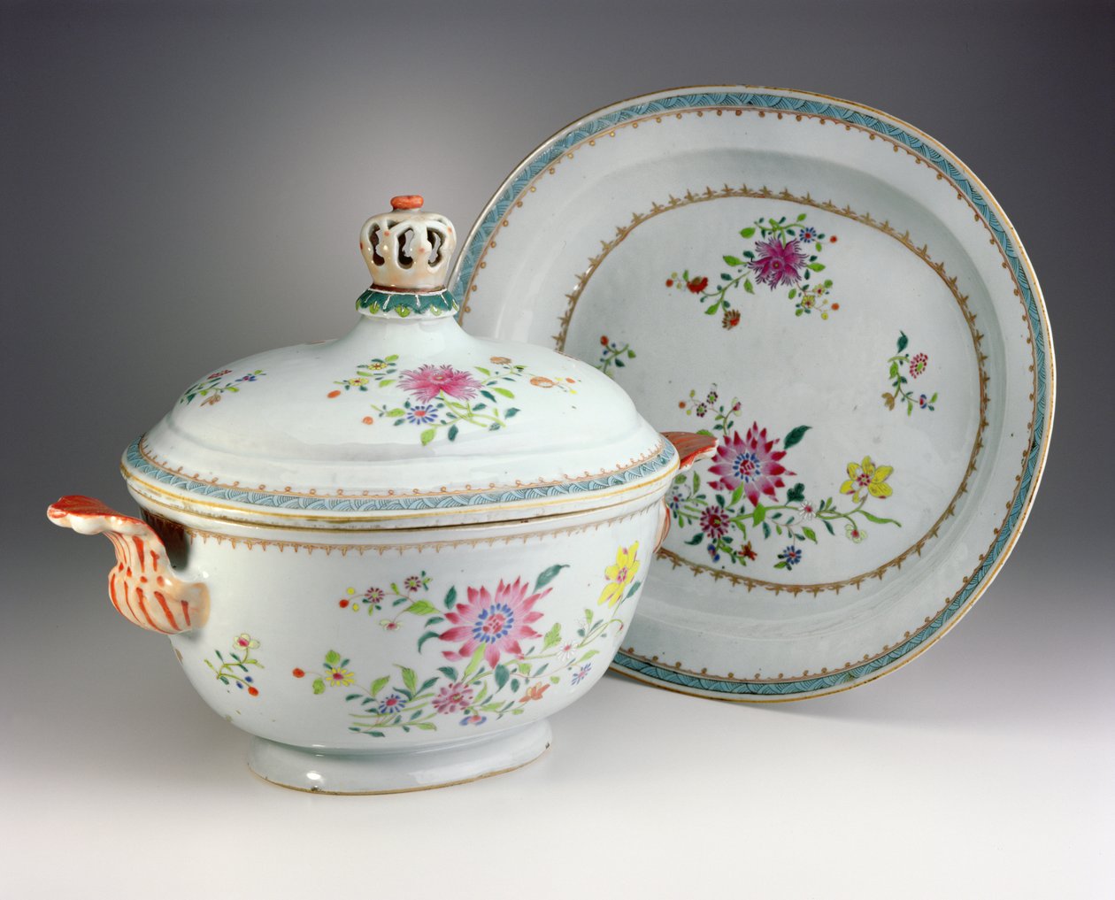 Tureen ، غطاء وحامل ، فترة Qianlong ، 1736-95 (خزف روز فاميلي) بواسطة المدرسة الصينية