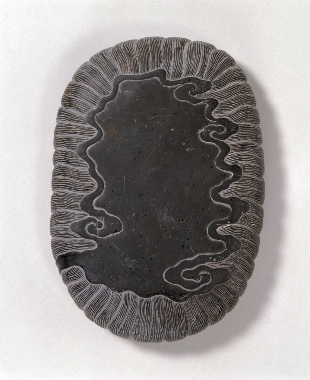 حبر منحوت بأنماط موجية ، ربما سلالة مينغ (حجر توان رمادي) (الجانب السفلي) (انظر 142695) بواسطة المدرسة الصينية المدرسة الصينية