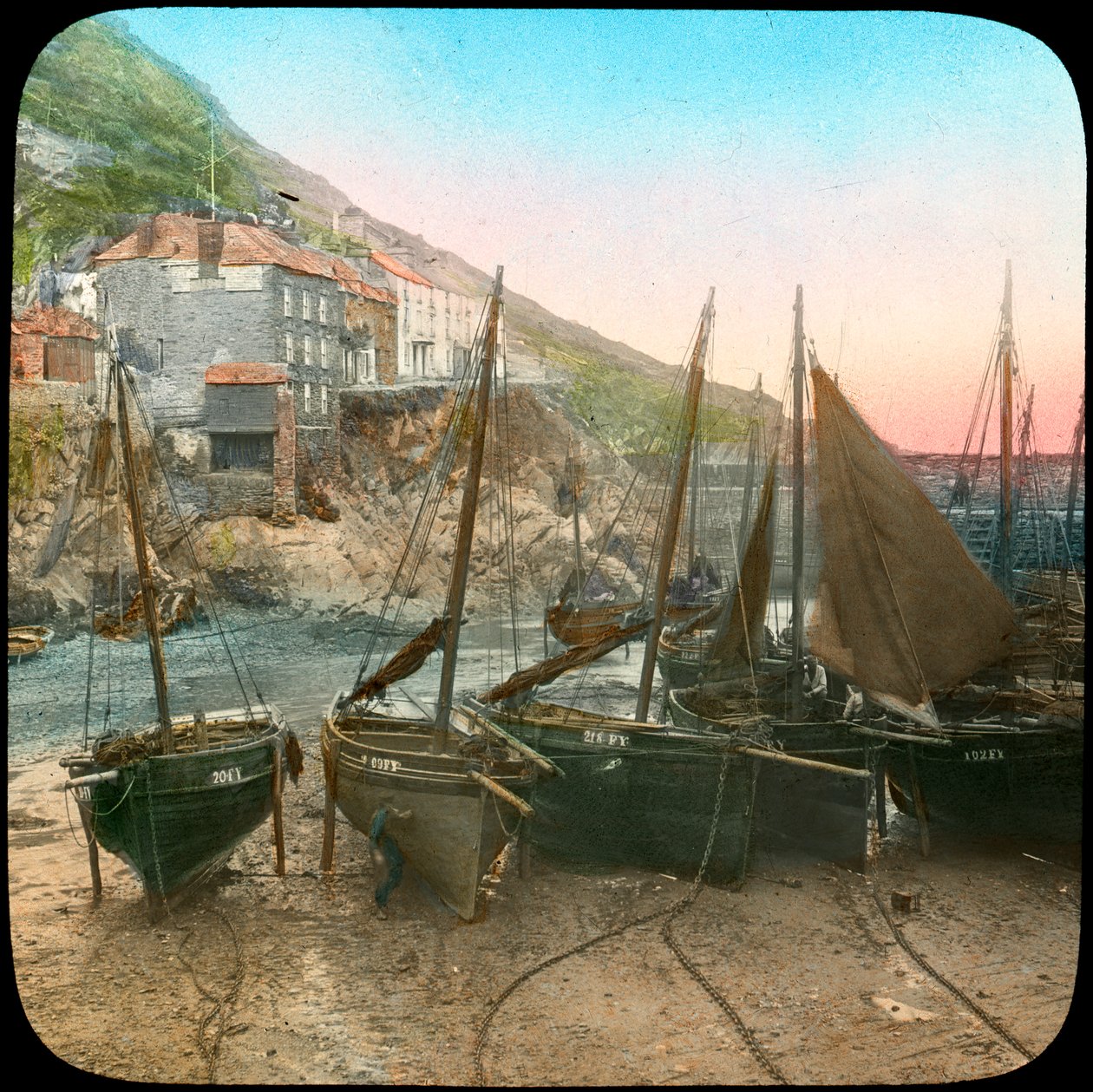 أسطول الصيد في المد المنخفض ، Polperro ، Cornwall ، أواخر القرن التاسع عشر أو أوائل القرن العشرين بواسطة قسم فانوس جيش الكنيسة