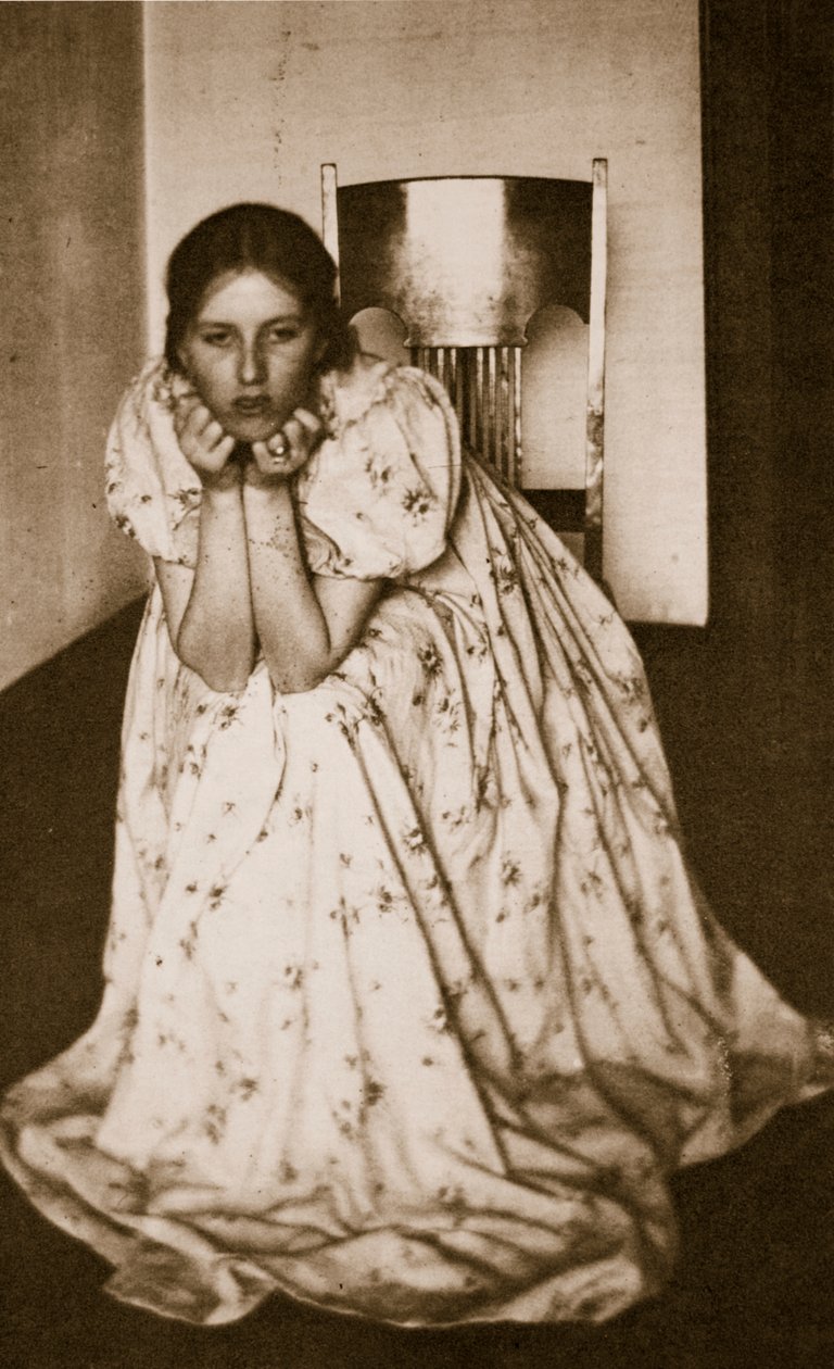 فتاة في ثوب مزهر ، ج .1910 (حفر ضوئي) بواسطة كلارنس هنري وايت