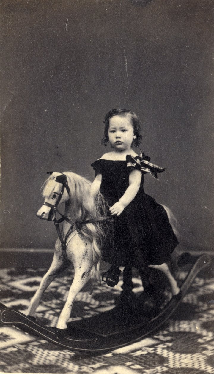 فتاة صغيرة على حصان هزاز ، 1860 (طبعة زلال) بواسطة كلارك وهاملين
