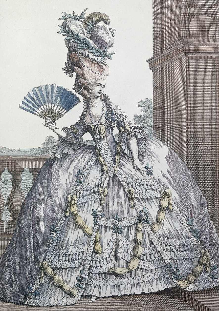 امرأة ترتدي فستانًا أنيقًا بشعرها &39;A la Victoire&39; ، منقوش بواسطة فويساند ، 1778 بواسطة كلود لويس Desrais