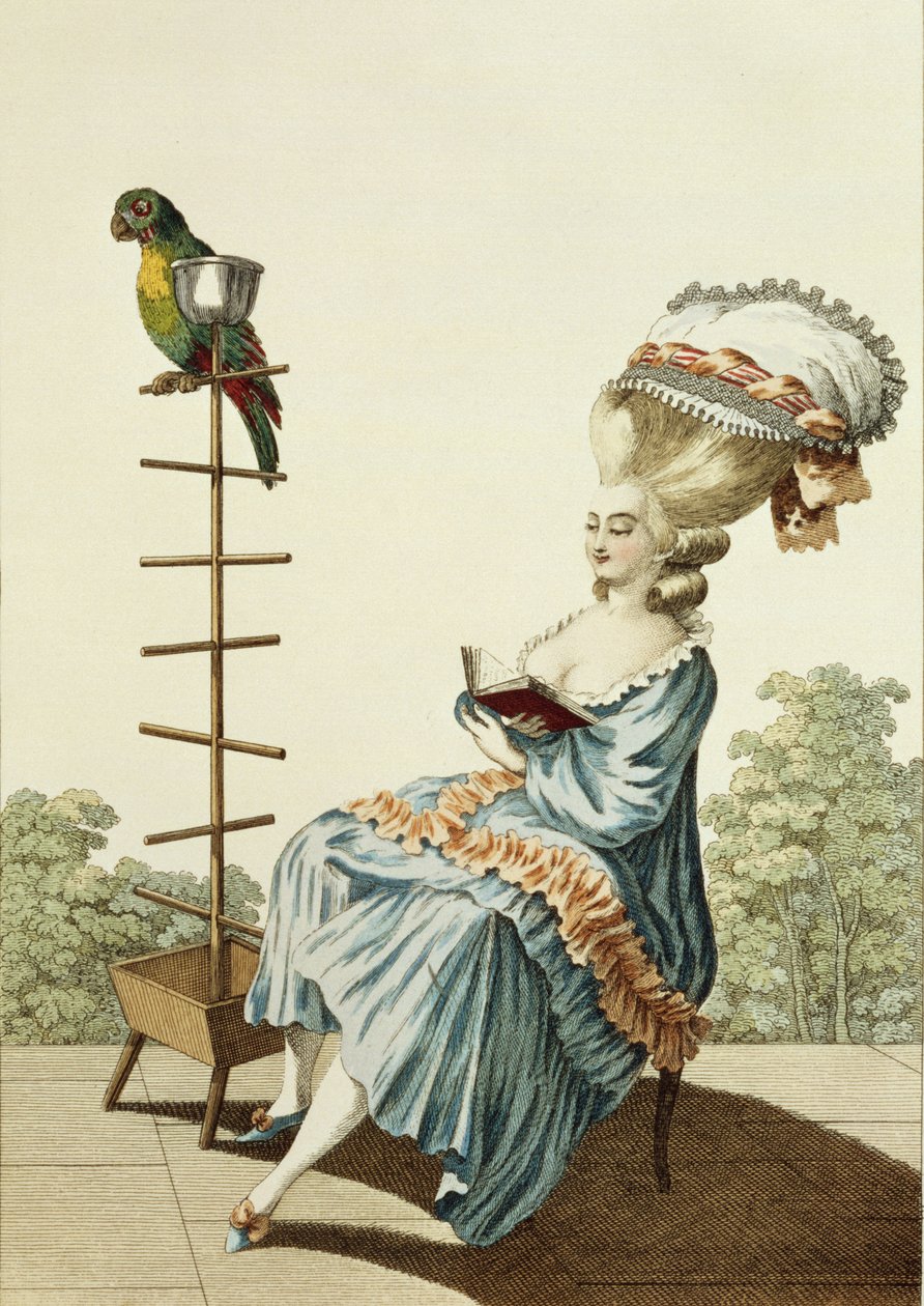امرأة شابة تقرأ في ثوب نهاري مع تسريحة شعر وغطاء شعر متقن ، لوحة 20 من "Galerie des Modes et Costumes Francais" ، محفورة بواسطة Etienne Claude Voysard (1746-1812) 1778 بواسطة كلود لويس Desrais