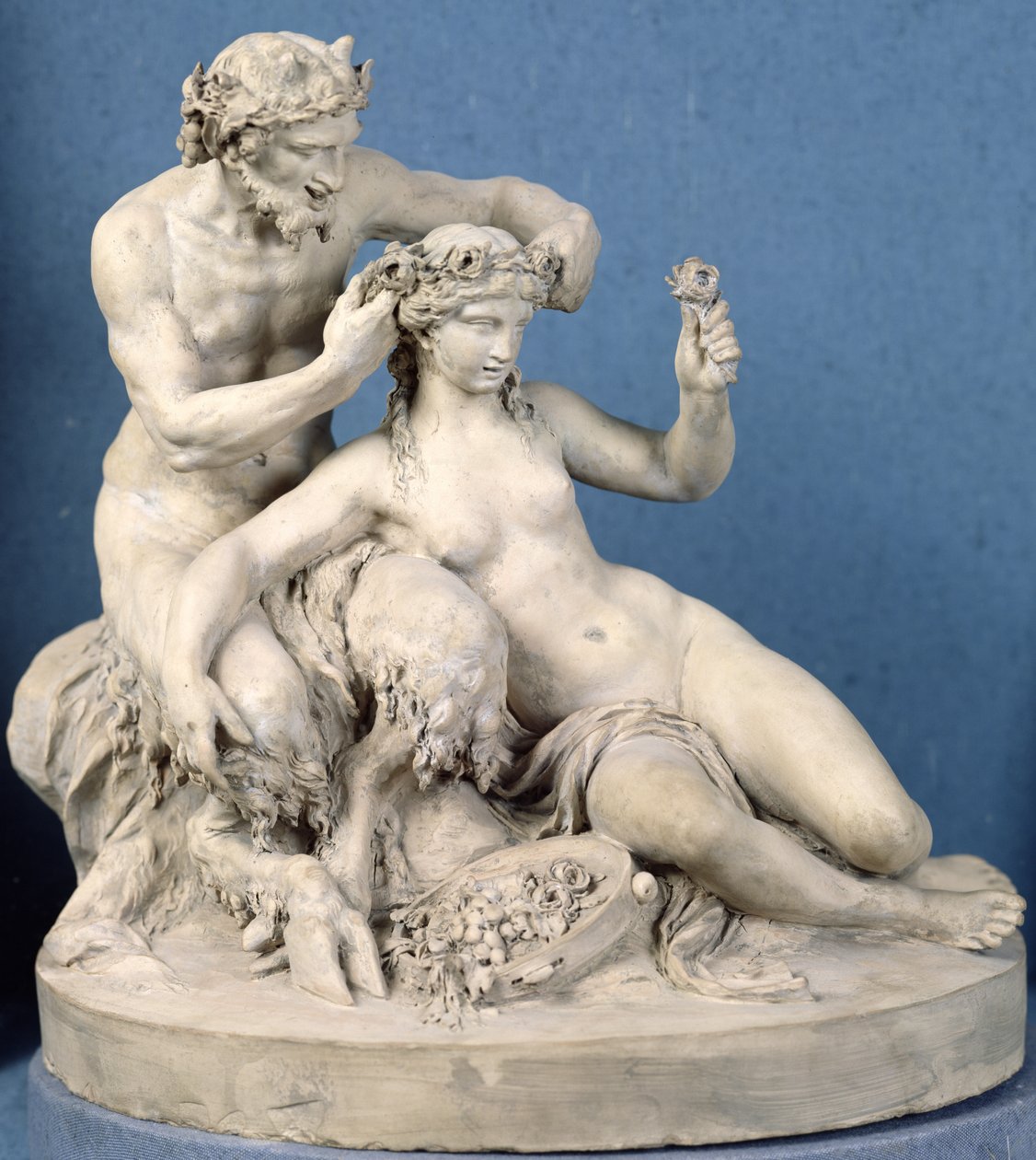 Satyr Crowning a Bacchante ، 1770 (الطين) بواسطة كلود ميشيل كلوديون