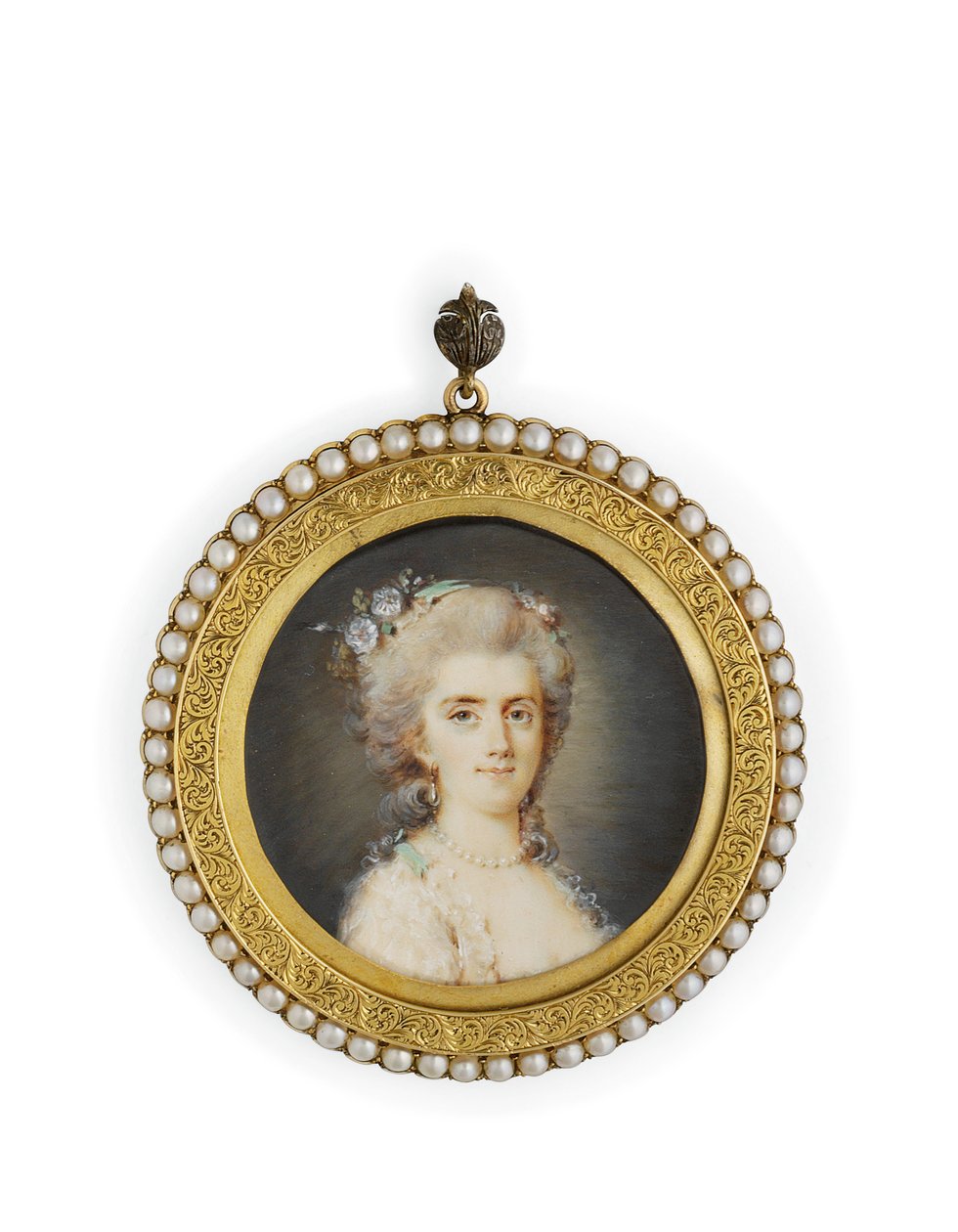 Comtesse Diane de Polignac ، مرتدية فستان أبيض مزركش ، زهور وشريط أخضر نعناع في شعرها المسحوق ، مرتدية عقد وأقراط من اللؤلؤ (ألوان مائية على العاج بإطار معدني مذهب مع حافة من اللؤلؤ المشقوق) بواسطة كلود جان بابتيست (Attr. To) Hoin