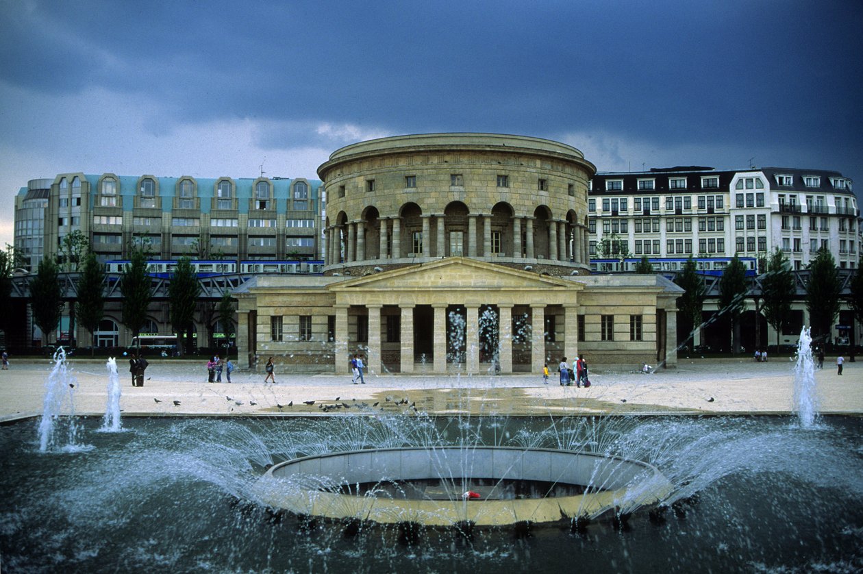 العمارة: منظر على Rotunda de la Villette (Rotunda Ledoux) (1784-1789) من صنع المهندس المعماري كلود نيكولاس ليدوكس (1736-1806). باريس ، مكان ستالينجراد. بواسطة كلود نيكولاس ليدوكس