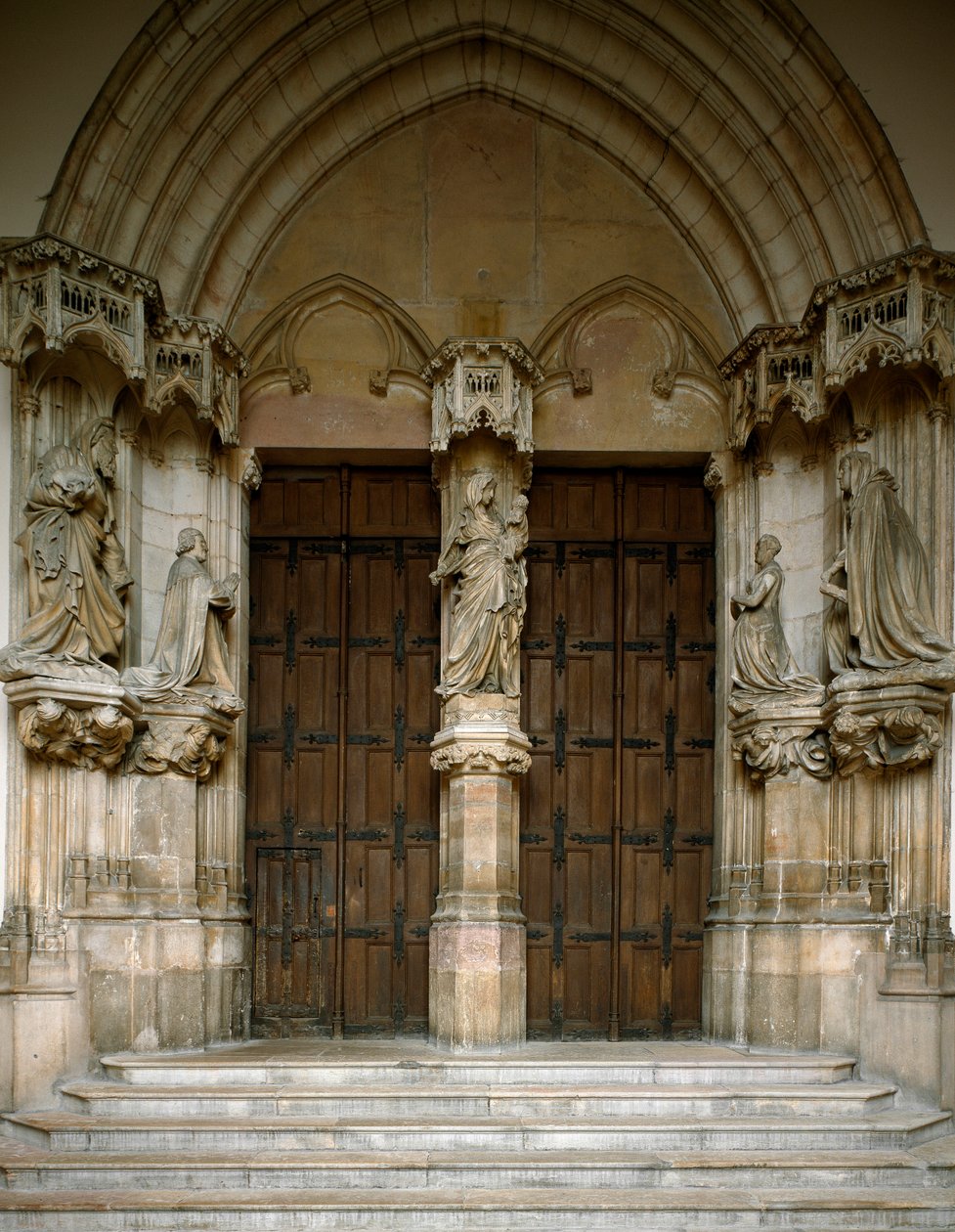 View of the portal of the Chartreuse of Champmol. It is decorated with five sculptures made by Sluter Claus (circa 1350 around 1405): the Virgin, the Duke and Duchess of Burgundy, Saint John the Baptist and Saint Margaret. 1386-1401 Dijon (Gold Cote) بواسطة كلاوس سلوتر