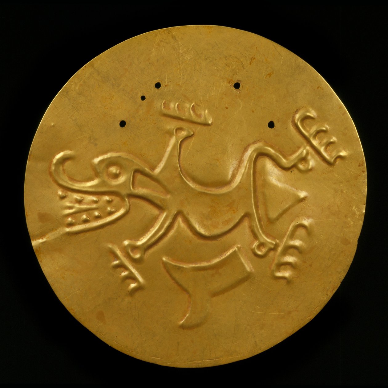 قرص صدري مع تمساح ، 300-1550 ميلادي (ذهب مطروق ومطارد) بواسطة كوكليه جران