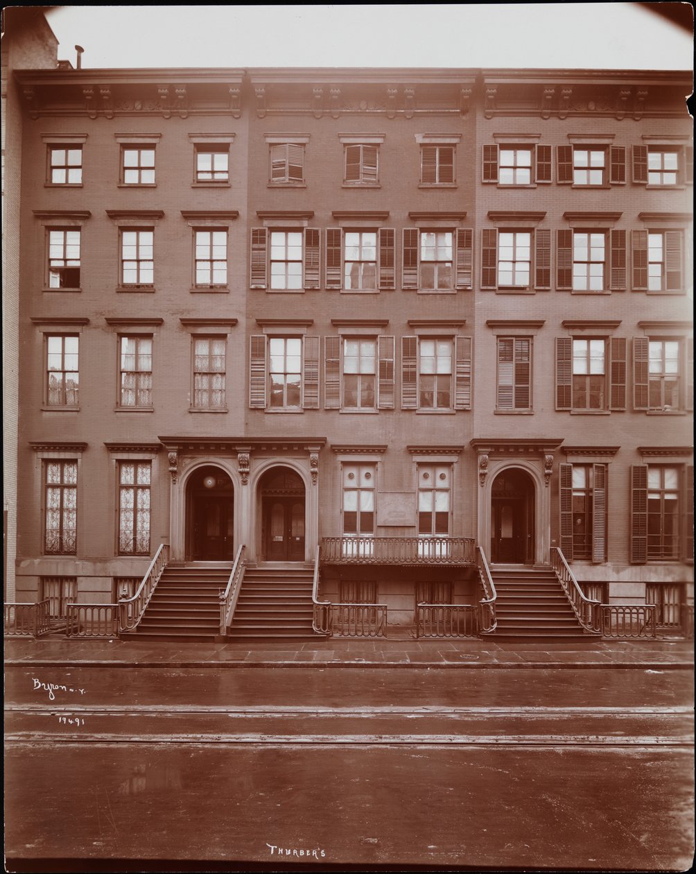 واجهة المعهد الوطني للموسيقى الأمريكية (Thurber's) في 128 East 17th Street ؛ المباني المجاورة مرئية ، نيويورك بواسطة شركة بايرون