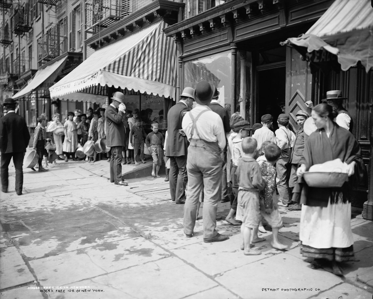 توزيع الثلج مجانًا في شارع مولبيري ، نيويورك ، حوالي 1900 (صورة بالأبيض والأسود) بواسطة شركة بايرون