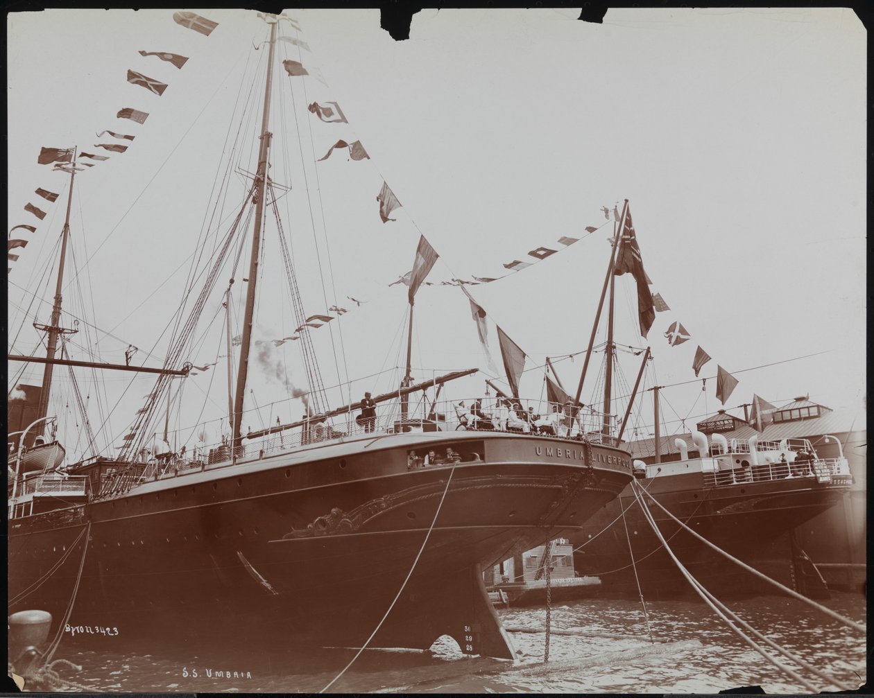 SS "Umbria" في قفص الاتهام ، حوالي 1897 (صورة بالأبيض والأسود) بواسطة شركة بايرون