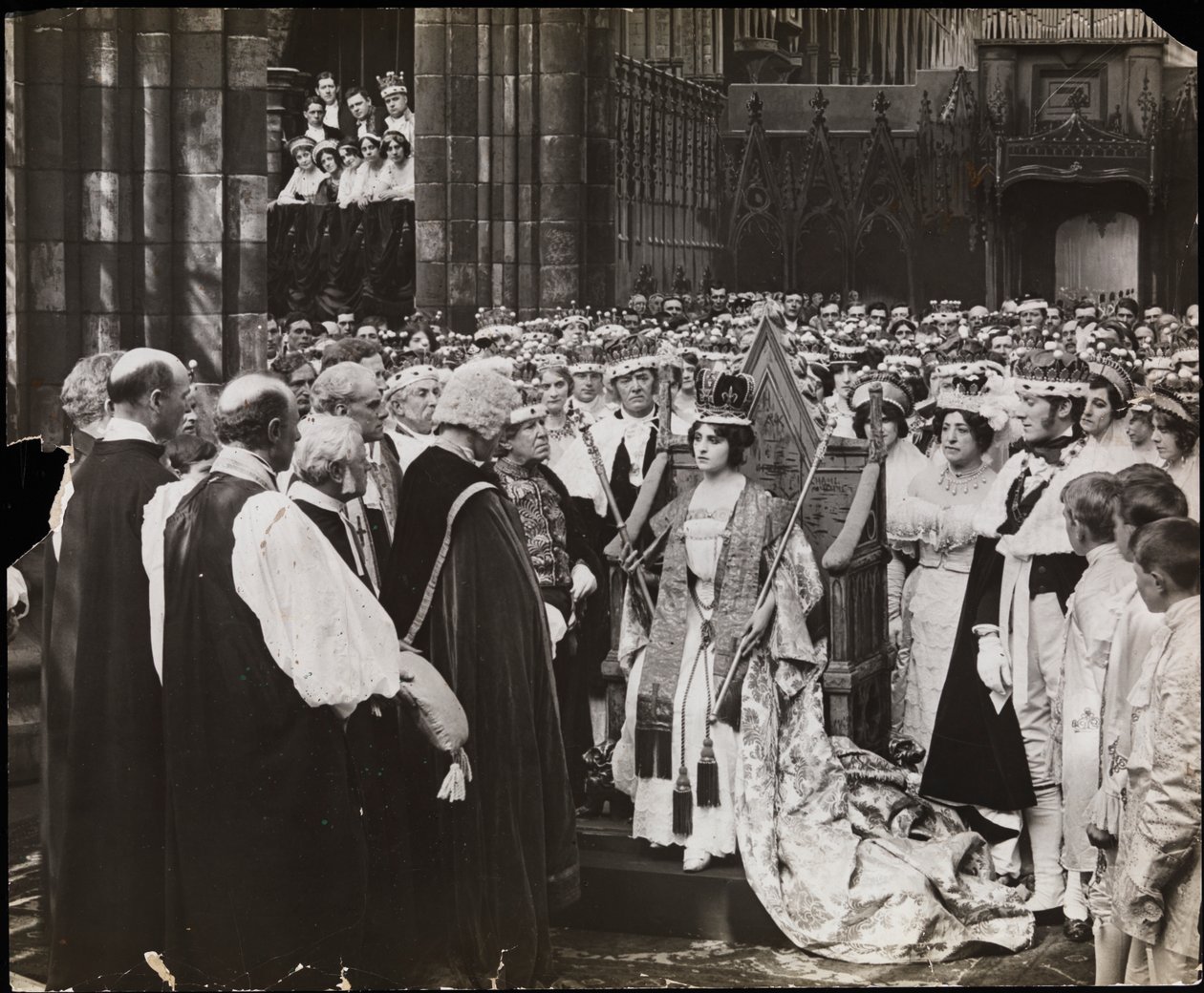 صورة ثابتة من فيلم Sixty Years a Queen ، حوالي عام 1914 (صورة بالأبيض والأسود) بواسطة شركة بايرون