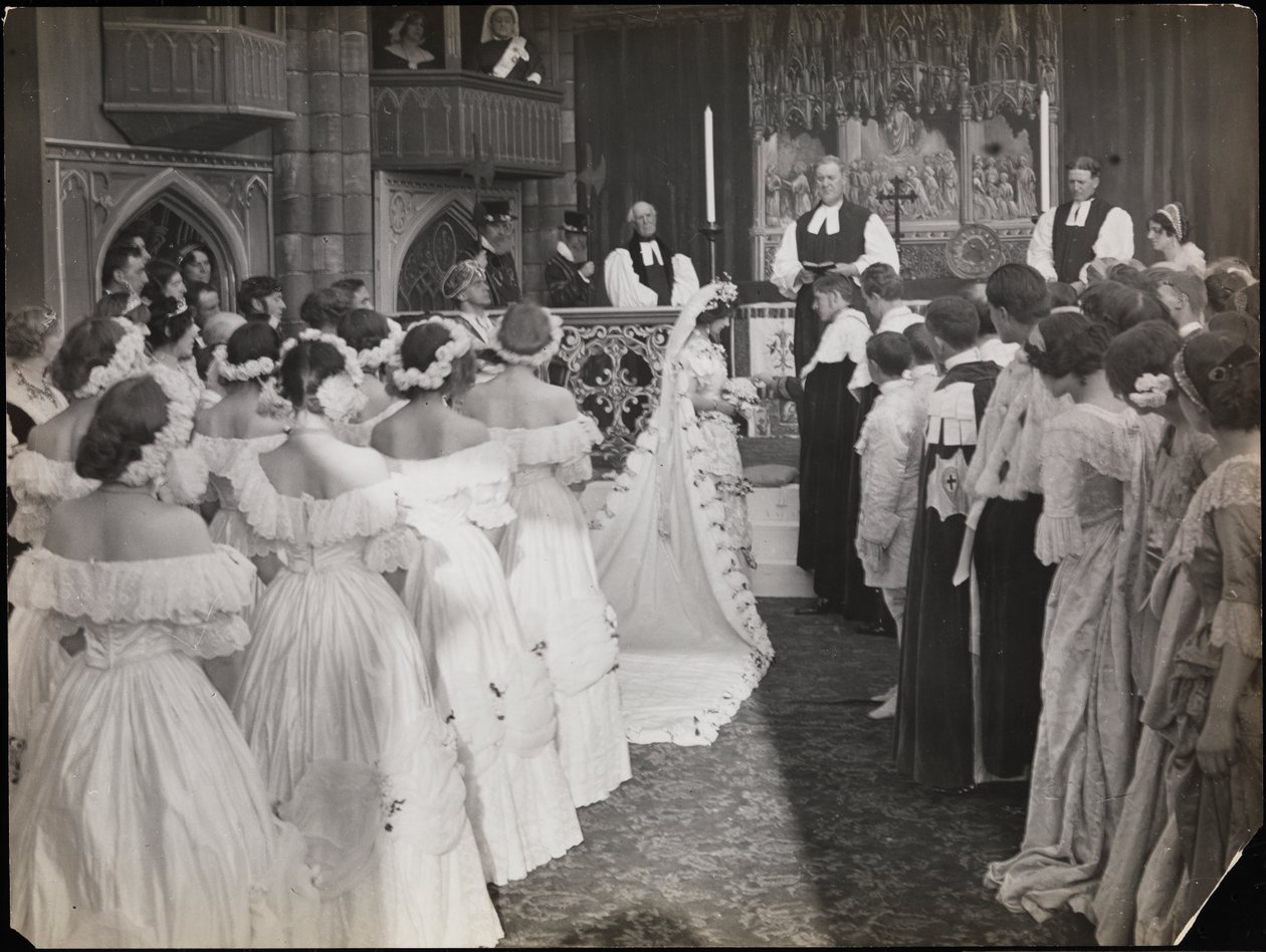 صورة ثابتة من فيلم Sixty Years a Queen ، حوالي عام 1914 (صورة بالأبيض والأسود) بواسطة شركة بايرون