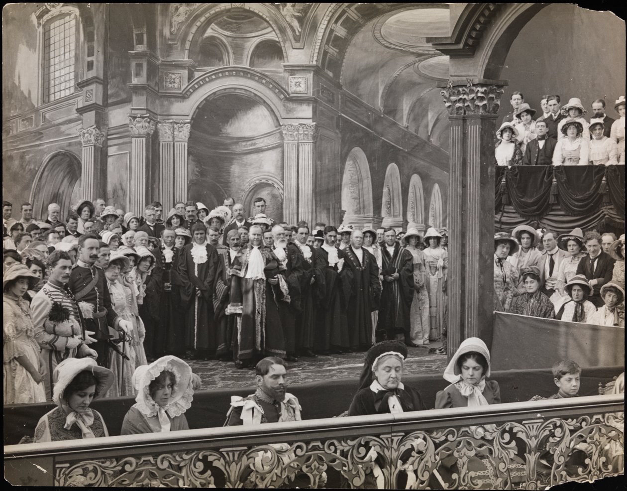 صورة ثابتة من فيلم Sixty Years a Queen ، حوالي عام 1914 (صورة بالأبيض والأسود) بواسطة شركة بايرون