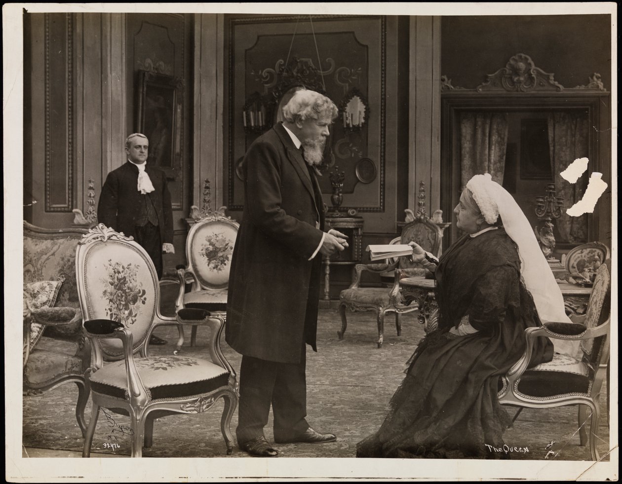 صورة ثابتة من فيلم Sixty Years a Queen ، حوالي عام 1914 (صورة بالأبيض والأسود) بواسطة شركة بايرون