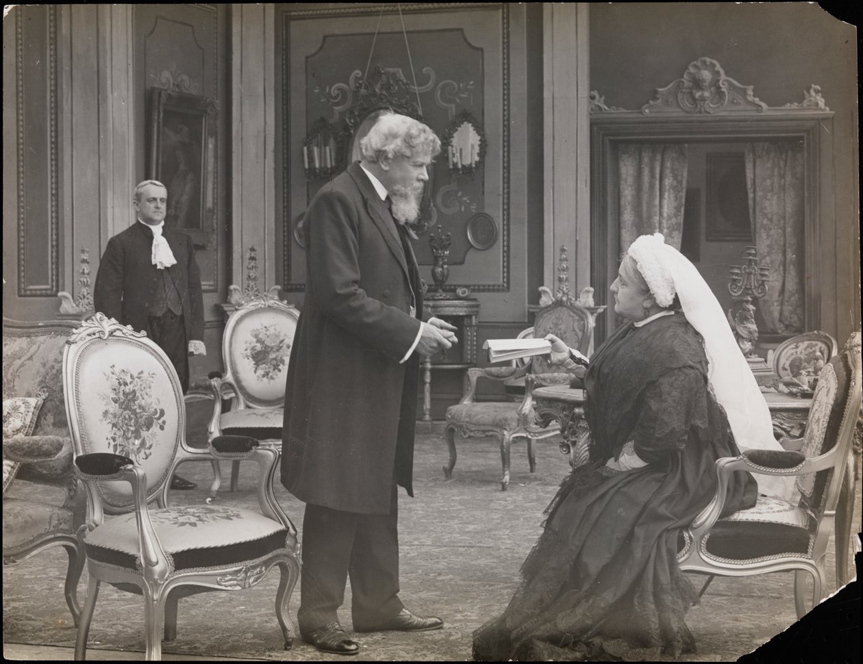 صورة ثابتة من فيلم Sixty Years a Queen ، حوالي عام 1914 (صورة بالأبيض والأسود) بواسطة شركة بايرون