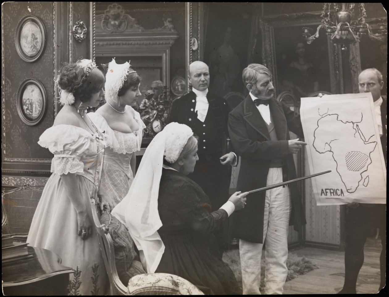 صورة ثابتة من فيلم Sixty Years a Queen ، حوالي عام 1914 (صورة بالأبيض والأسود) بواسطة شركة بايرون