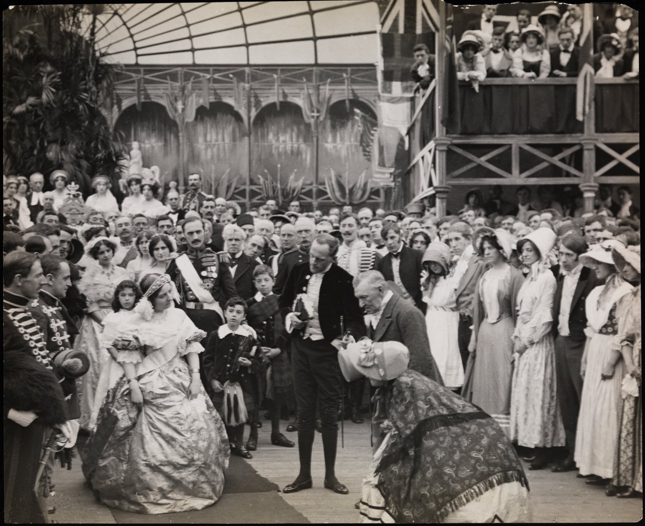 صورة ثابتة من فيلم Sixty Years a Queen ، حوالي عام 1914 (صورة بالأبيض والأسود) بواسطة شركة بايرون