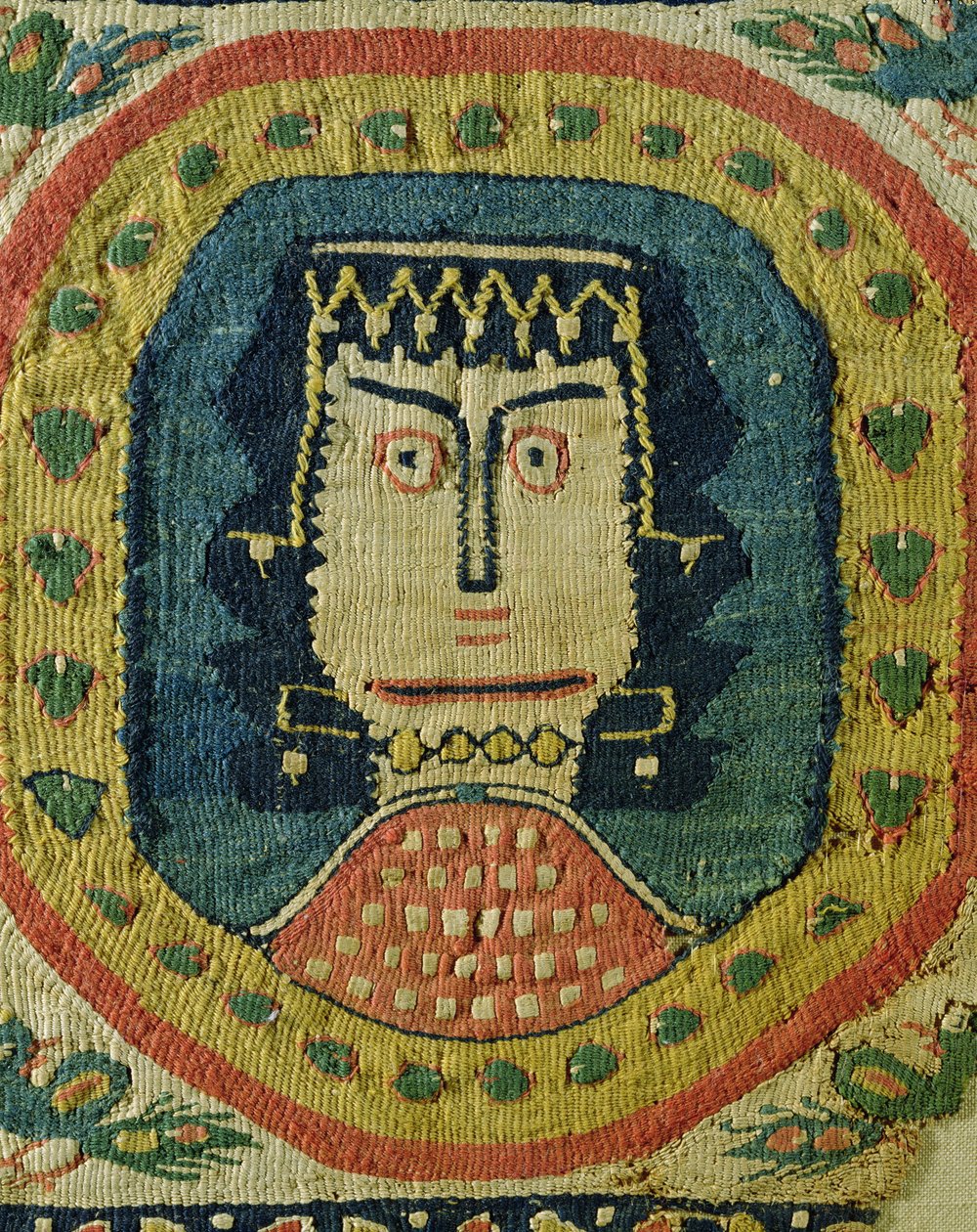 أنثى تمثال نصفي في ميدالية (الكتان والصوف) بواسطة القبطية