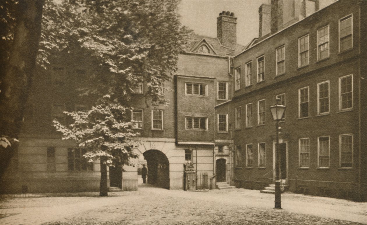 'Cobbles of the Quiet Other Court in Staple Inn at Holborn' ، c1935. بواسطة سيريل إليس