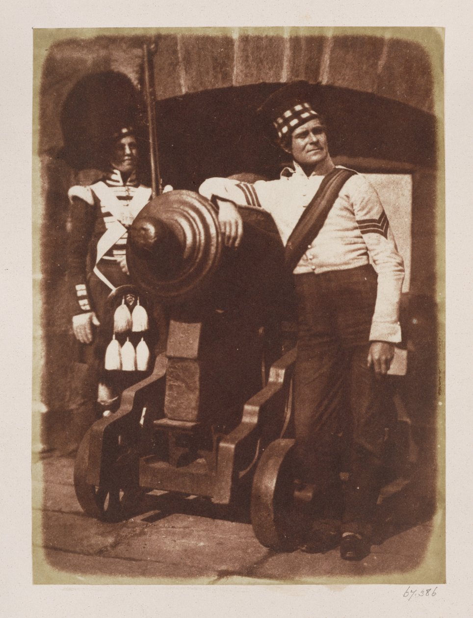 Artilleryman and Highlander ، قلعة إدنبرة (طباعة ورقة مالحة من سلبية calotype) بواسطة ديفيد اوكتافيوس هيل