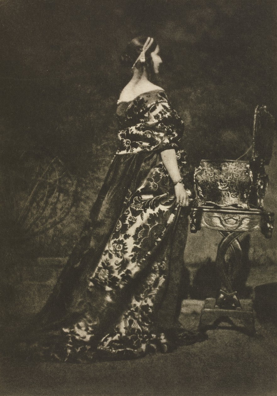 عمل الكاميرا: بورتريه - The Dress and the Casket ، 1909. بواسطة ديفيد اوكتافيوس هيل