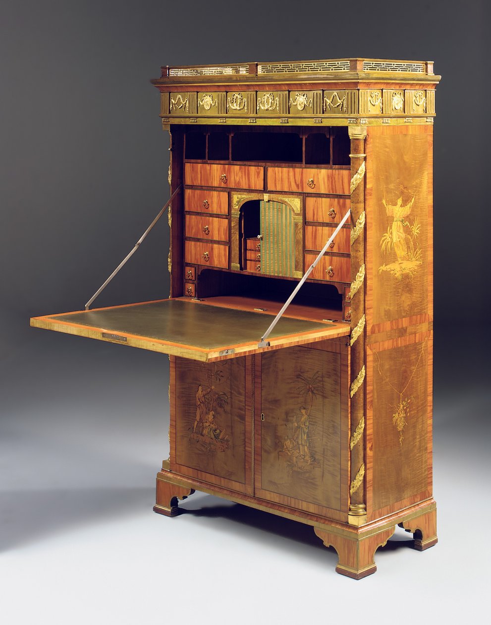 الإفرازات الكلاسيكية الجديدة A abattant ، c.1775 (ormolu mounted sycamore، burr yew، tulipwood and marquetry) انظر أيضًا 491918-20) بواسطة ديفيد رونتجن