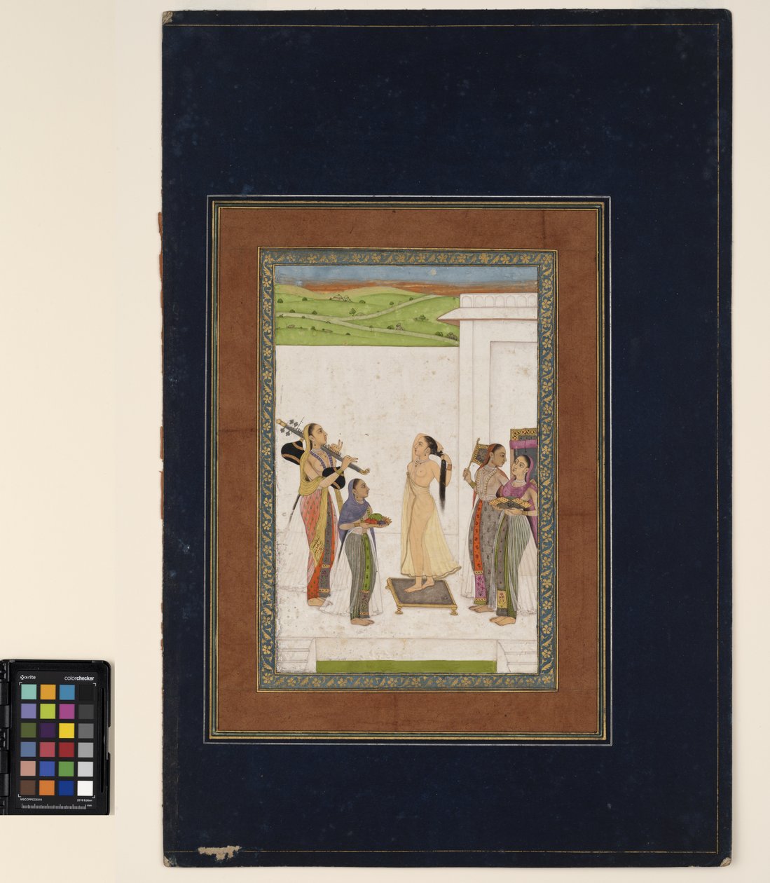 امرأة تكمل مرحاضها ، حوالي عام 1725 (ألوان مائية غير شفافة وذهبية على ورق ، مثبتة على صفحة ألبوم) بواسطة مدرسة ديكاني