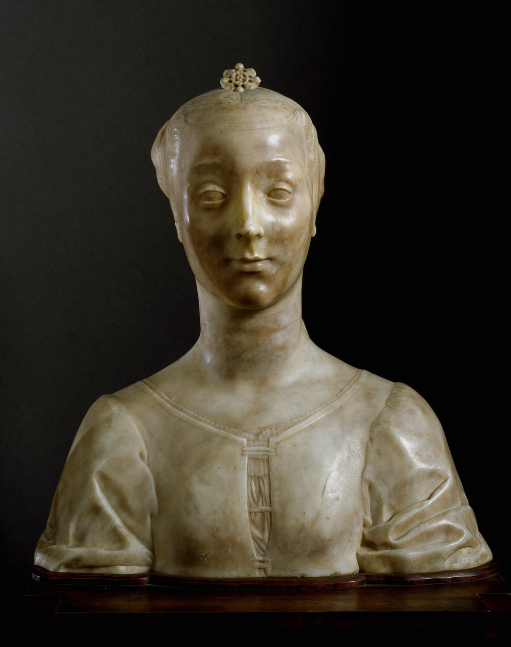 تمثال نصفي لسيدة شابة من الرخام من تصميم ديسيديريو دا سيتينيانو (حوالي 1430-1464) قاتمة 146 سم فلورنسا ، متحف بارجيلو الوطني بواسطة Desiderio da Settignano