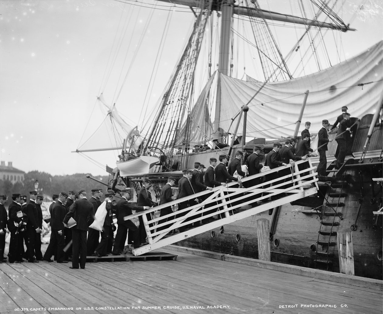 كاديت يشرعون في USS Constellation من أجل رحلة صيفية ، الأكاديمية البحرية الأمريكية ، أنابوليس ، ماريلاند ، c.1890-1901 بواسطة شركة ديترويت للنشر