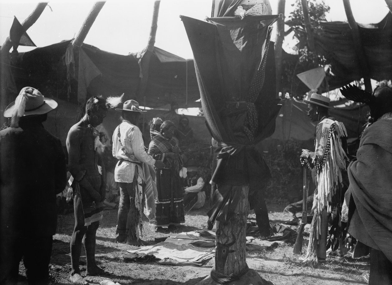 استلام الهدايا بعد صيام ثلاثة أيام في كوخ الدواء ج 1907 بواسطة شركة ديترويت للنشر