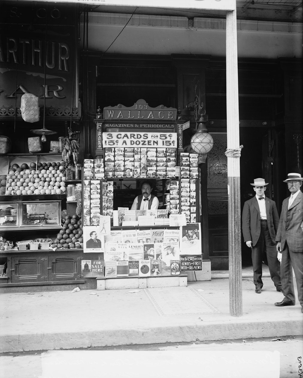 أصغر بطاقة أخبار وبطاقة بريدية تقف في نيو أورلينز ، 103 شارع رويال ، c.1900-15 بواسطة شركة ديترويت للنشر