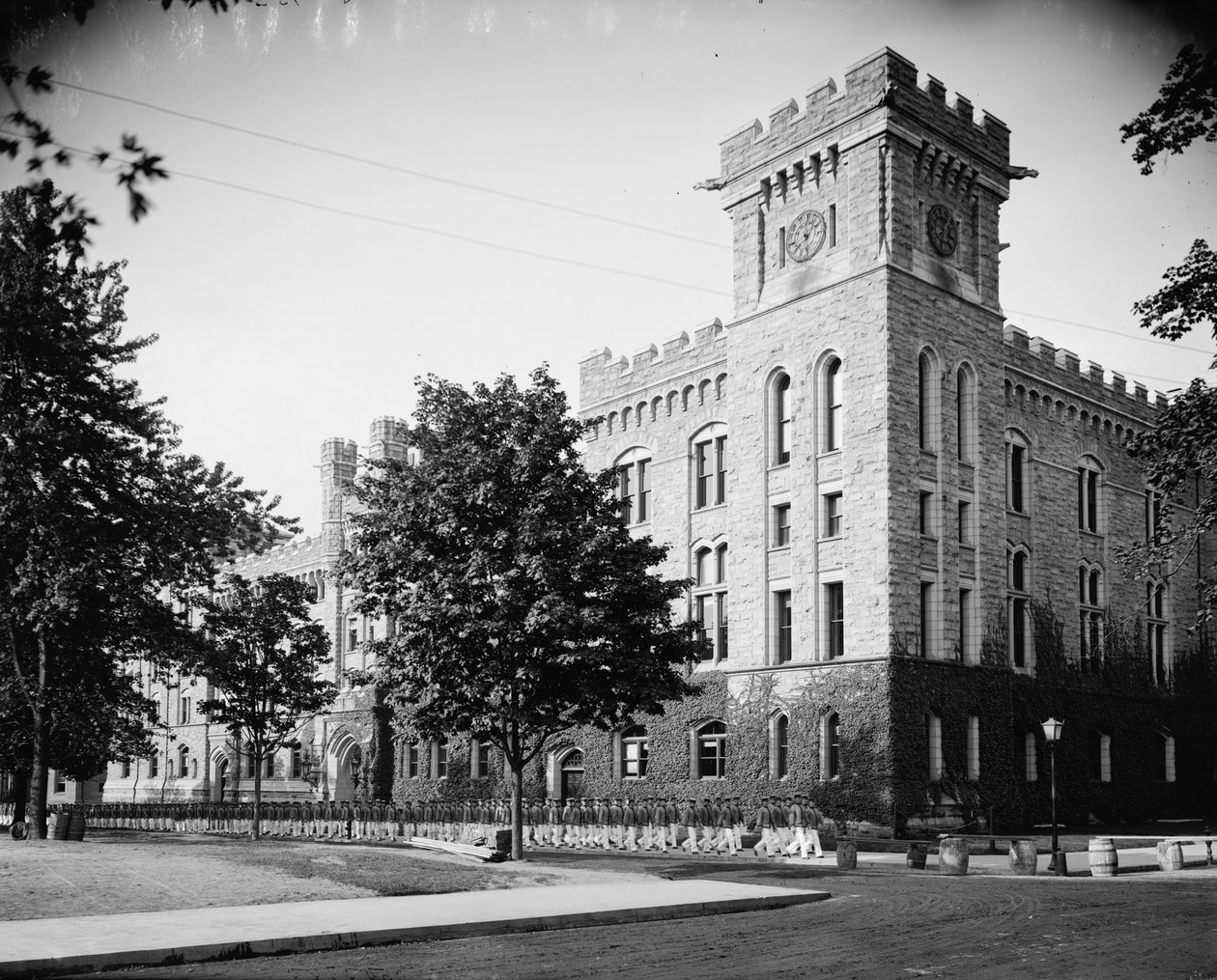 المبنى الأكاديمي ، الطلاب العائدون من الفوضى ، ويست بوينت ، نيويورك ، c.1900-15 بواسطة شركة ديترويت للنشر