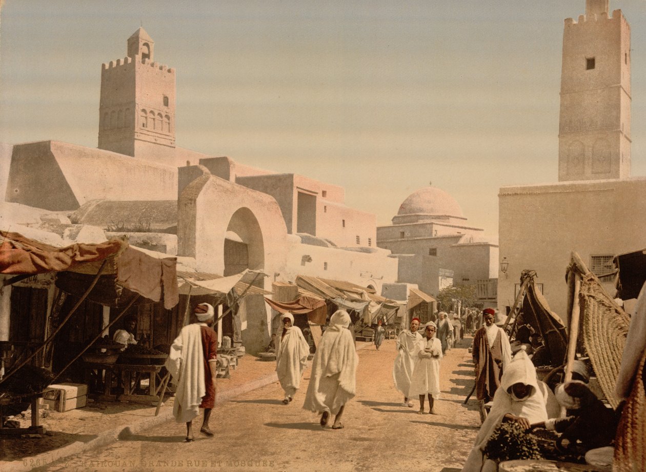 مسجد في الشارع الرئيسي ، القيروان ، تونس ، حوالي 1899 (طباعة ضوئية ميكانيكية) بواسطة شركة ديترويت للتصوير