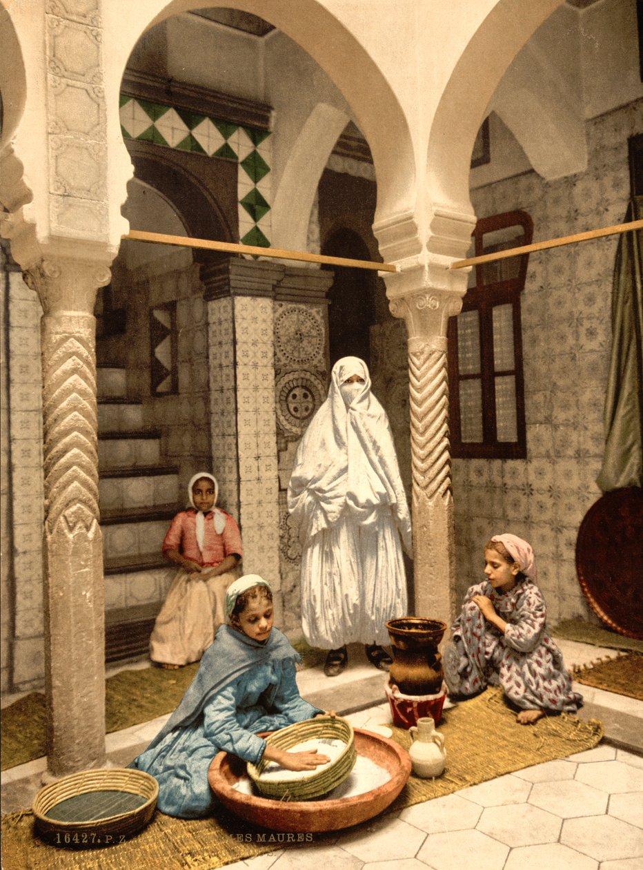 نساء من المور يحضرن الكسكس في فناء ، الجزائر العاصمة ، الجزائر ، حوالي 1899 (طباعة ضوئية ميكانيكية) بواسطة شركة ديترويت للتصوير