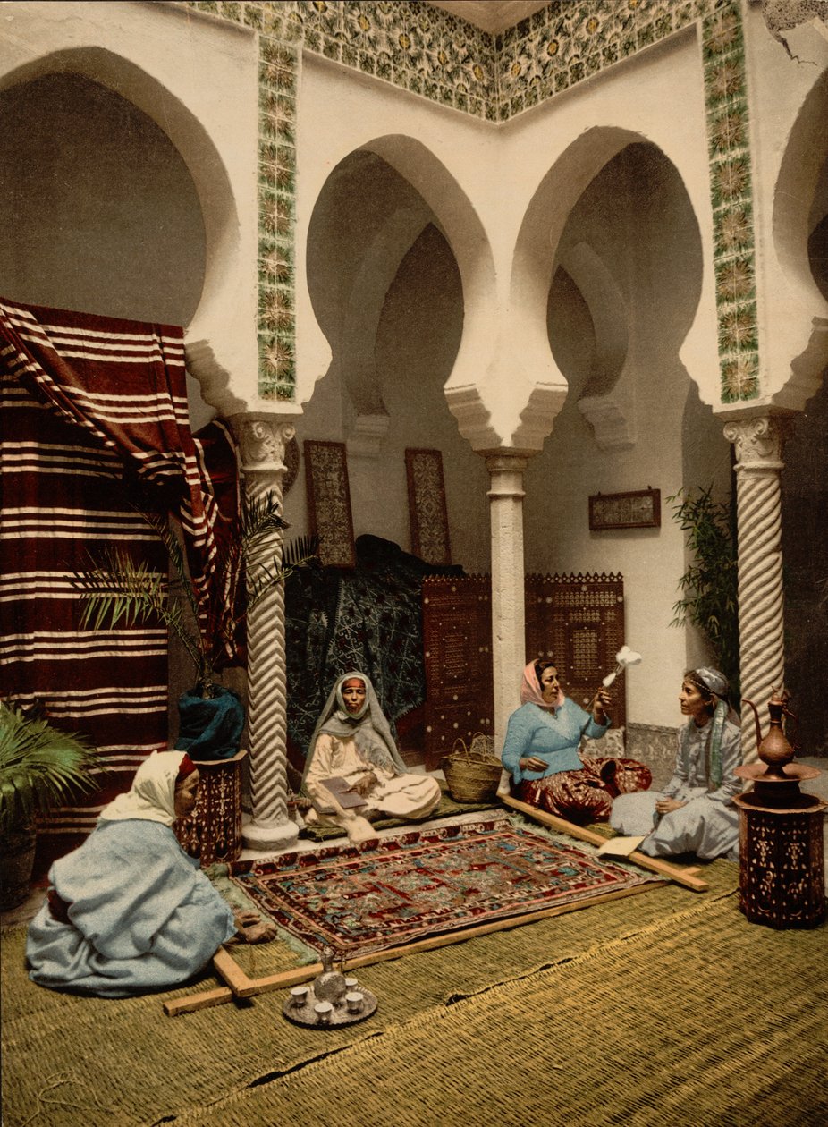 نساء مغاربيات يصنعن السجاد العربي ، الجزائر العاصمة ، الجزائر ، حوالي 1899 (طباعة ضوئية ميكانيكية) بواسطة شركة ديترويت للتصوير