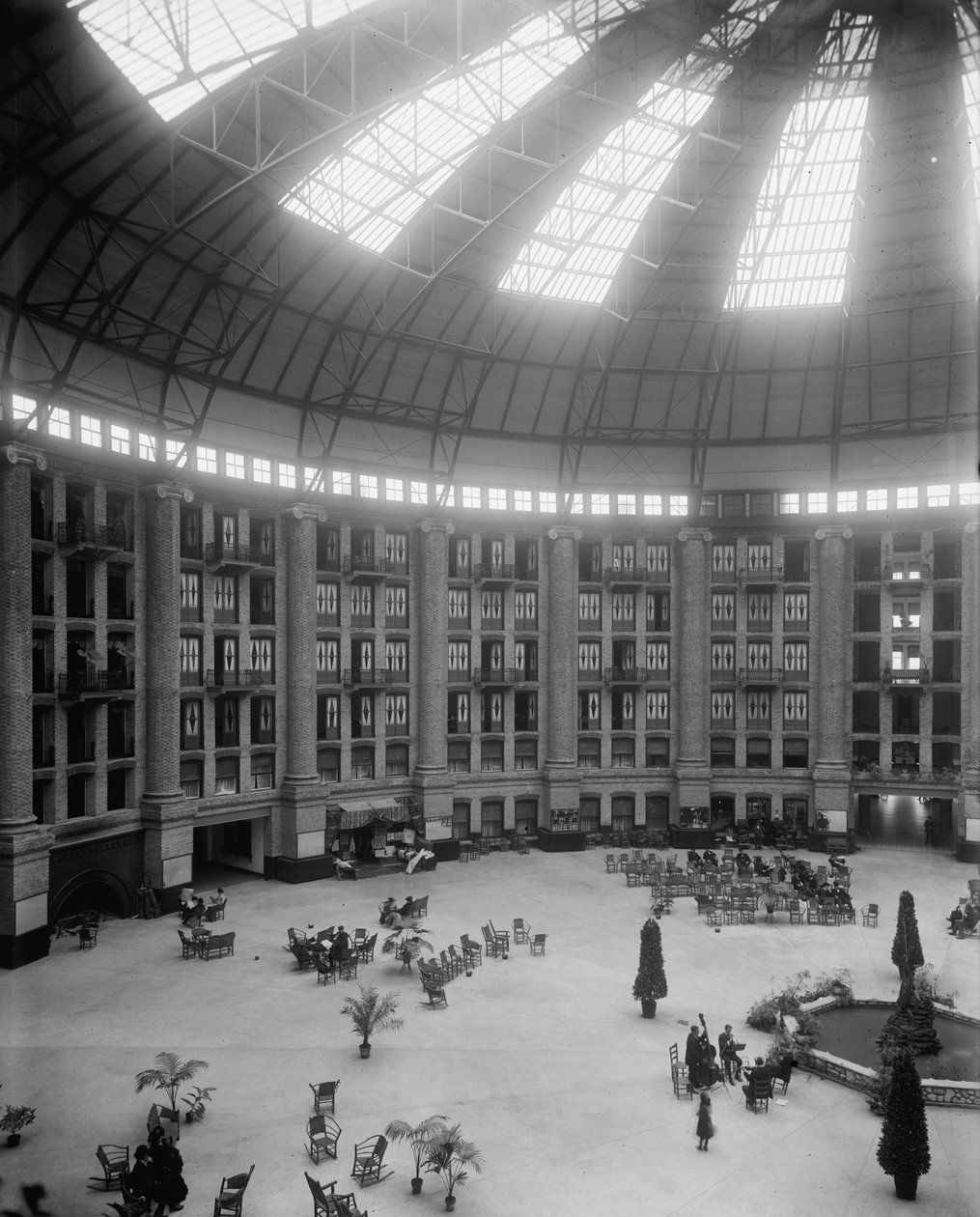 Atrium of New West Baden Springs Hotel، West Baden Springs، Indiana، c.1900-15 بواسطة شركة ديترويت للنشر